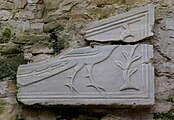 Deutsch: Kroatien, Poreč, Euphrasius Basilika, Baptisterium, Relief mit Pfau English: Croatia, Poreč, Euphrasian Basilica, baptisterium, plaque with peafowl