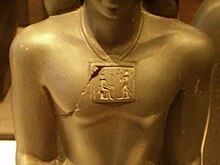 Louvre statue with pectoral Detail du pectoral de la statue de Iahmessaneith 55.jpg