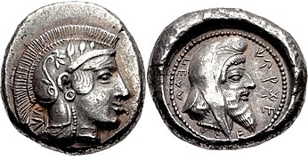 Moneda de una dinastía aqueménida de Licia, con Atenea en el anverso y el rey en el reverso con casco . Ca. 440-410 a. C.]]