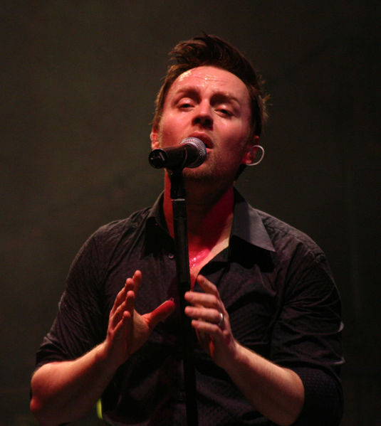 Darren Hayes performing on tour in 2006