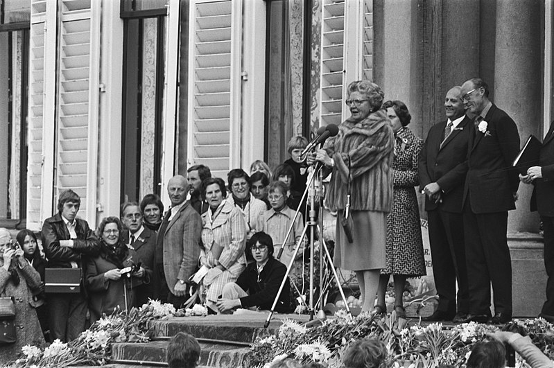 File:Defile Soestdijk Juliana tijdens toespraak, Bestanddeelnr 928-5518.jpg