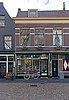 Pand in blokje van twee panden, een geheel vormend met een derde pand, rechts op de hoek met de Burgwal. Rond 1900 gebouwd in een eenvoudige eclectische bouwstijl. Het is van belang als onderdeel van het blokje met Beestenmarkt 3 en Burgwal 53, in oorsprong een pand, georiënteerd op de Burgwal.