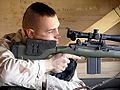Jeremy R. Riddle z Task Force Kabul se rozhlíží skrze svoji M14 DMR