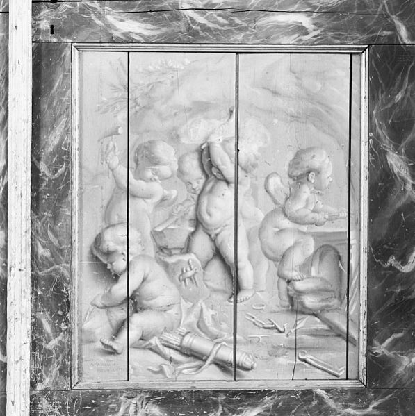 File:Detail deurpaneel rechts onder Putti in Smidse afkomstig uit Weverstr.15, Den Burg - De Koog - 20047990 - RCE.jpg