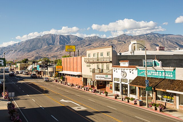 640px Downtown Bishop With The Sierra Nevada Mountains In The Background 