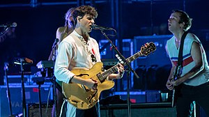 Vampire Weekend actuando en Larmer Tree Gardens en 2018