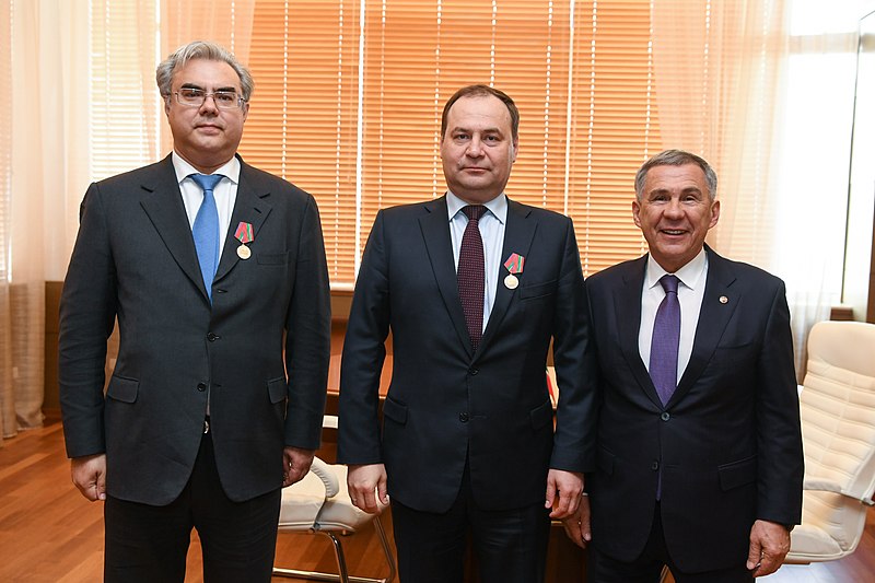 File:Elmir Tagirov, Roman Golovchenko and Rustam Minnikhanov (28-04-2021).jpg