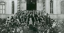 Students and friends, among them Euclides da Cunha, leave the Academy carrying the coffin of Machado de Assis to the Cemetery St. John the Baptist, 1908.