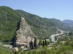 Ville et citadelle d'Entrevaux avec la vue sur le Var.