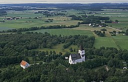 Eskelhems kyrka med omgivningar.