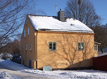 "Fordærvet", facade mod syd til venstre, facade mod øst indtil højre, marts 2010.