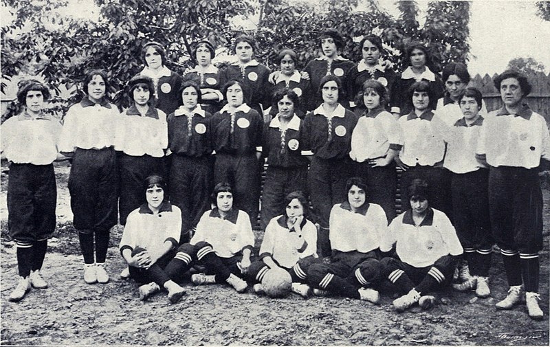 File:Fútbol femenino español 1914 (I).jpg