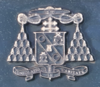 Figueras (RPS 25-07-2020) escudo del cardenal Mario Casariego.png