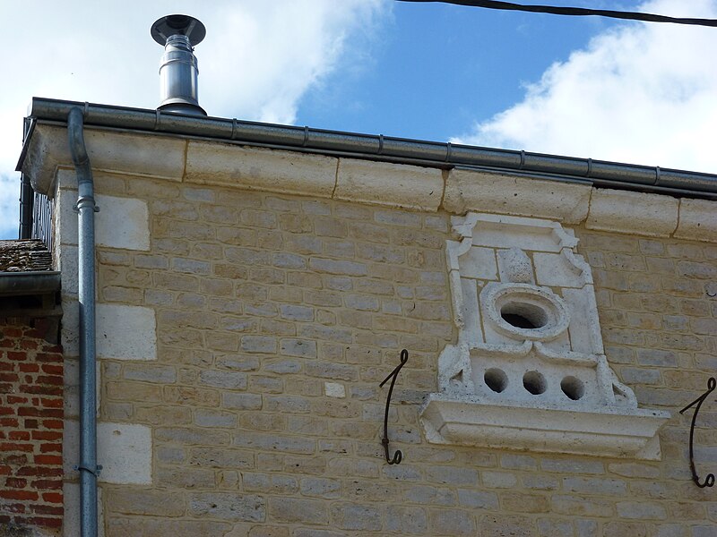 File:Flaignes-Havys (Ardennes) trous pour pigeons maison à Havys.JPG