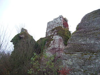 Ruinen des fünfeckigen Bergfrieds des Château du Grand Ringelstein