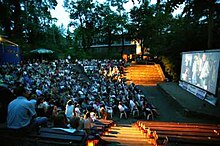 Die Freilichtbühne Seeheim-Jugenheim abends während einer Open Air Kino Vorstellung.