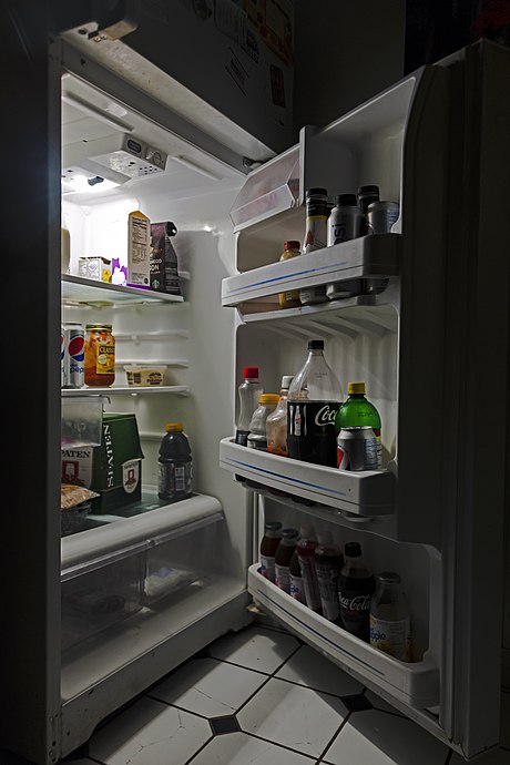 Почему ночью морозит. Открытый холодильник. Открытый холодильник ночью. Ночной холодильник. Холодильник с продуктами.