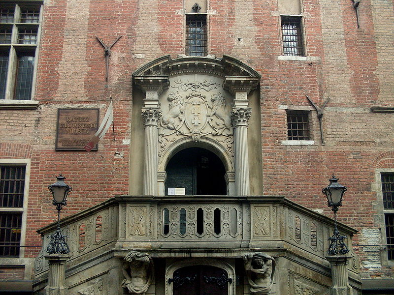 Fayl:Front door and portal of Gdańsk Town Hall.jpg