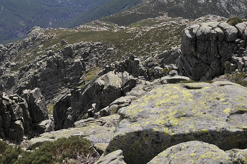 File:GARGANTAS DEL SUR DESDE CUMBRE DEL CERVUNAL - panoramio.jpg