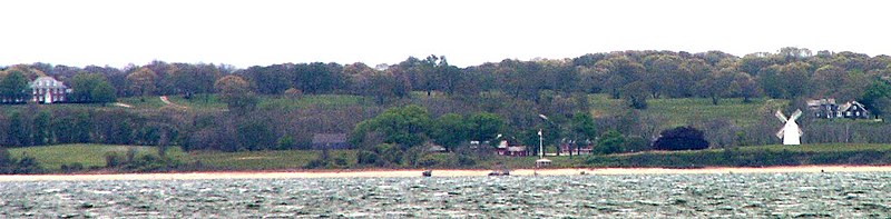 Gardiners Island mit der weißen Windmühle und dem Herrenhaus.