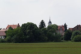 Garz házai a központban, a falusi templommal, a Havelről nézve