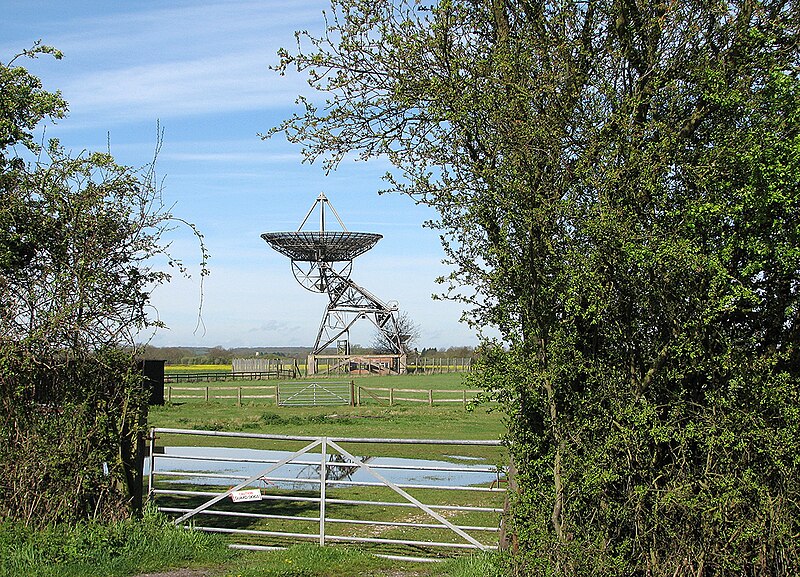 File:Gate and telescope - geograph.org.uk - 2925805.jpg