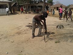 Demostración con cenizas y fuego en aldea gio, Liberia