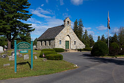 Гленс сарқырамасы зираты Chapel.jpg