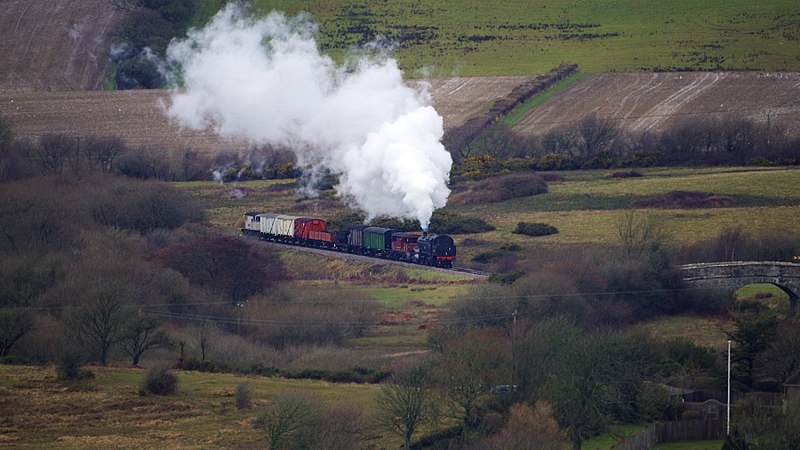 File:Goods train leaving Corfe Castle (8566345160).jpg