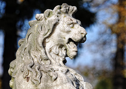 Grave sculpture of a lion