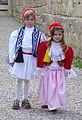 身着民族服饰的希腊儿童