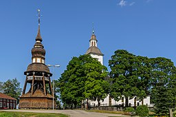 Kyrkan och klockstapeln