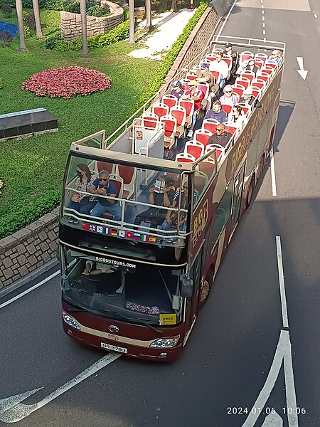 File:HK CH 中環 Central 愛丁堡廣場 Connaught Road Big Bus Company view from footbridge January 2024 R12S 01.jpg