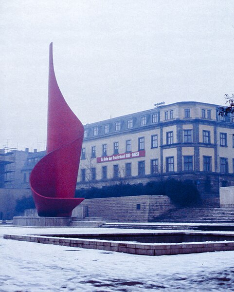 File:Halle (Saale), Fahnenmonument -- 1980.jpg