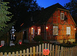 Miniatuur voor Bestand:Halloween Haus mit Gräbern Spinnen Kürbis Skelett.jpg