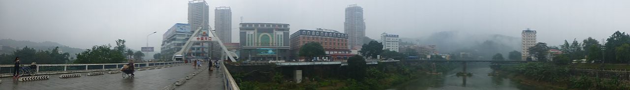 Hekou - downtown border crossing - P1380519 - cropped.JPG