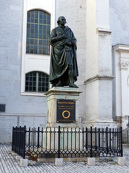 File:Herderdenkmal am Herderplatz Weimar 1.JPG