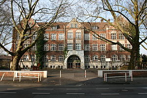 Vorderfront der Königin-Luisen-Schule (2011)