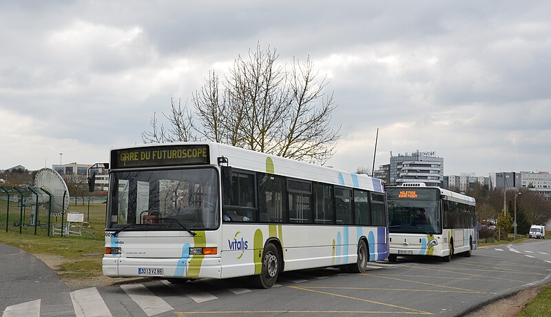 File:Heuliez GX 317 n°9001 + GX 327 n°237 VITALIS Futuroscope Lycée Pilote.jpg