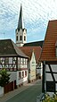 Fachwerkhäuser im Jockgrimer Hinterstädtel mit Turm der St. Dionysius Kirche