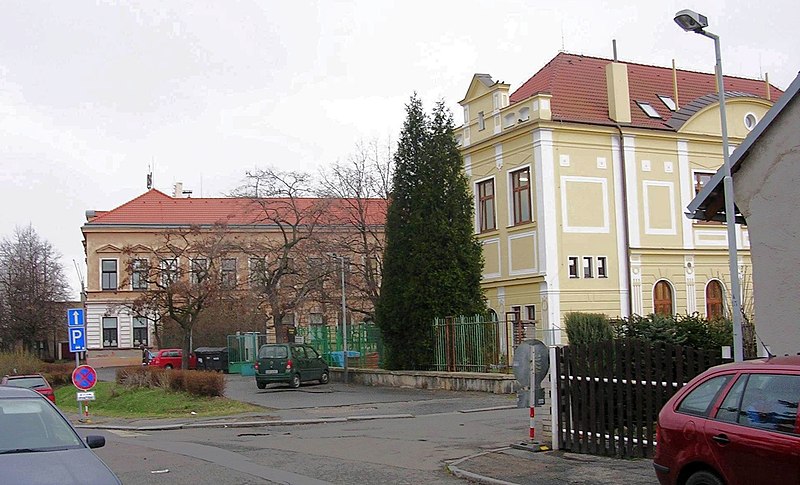 File:Hostivařská stará škola (01).jpg