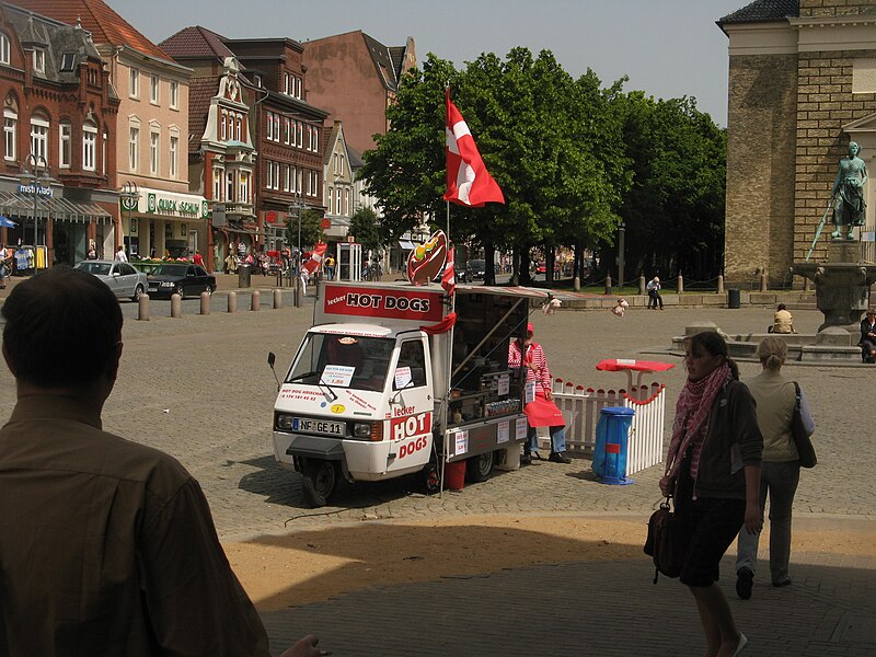 File:Husum fahrhotdogs.JPG