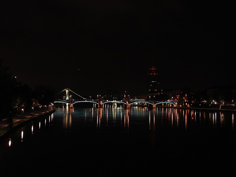 File:Ignatz Bubis Bruecke Frankfurt am Main bei Nacht.jpg