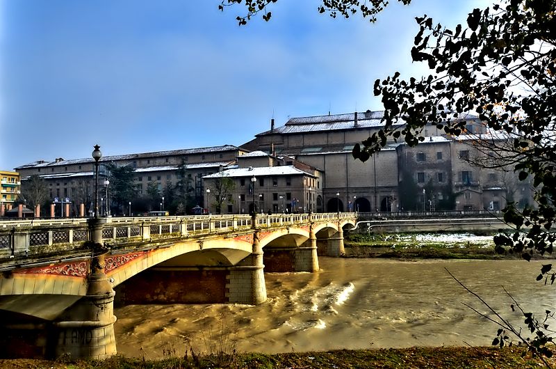 File:Il Palazzo della Pilotta visto dal ponte Verdi.jpg