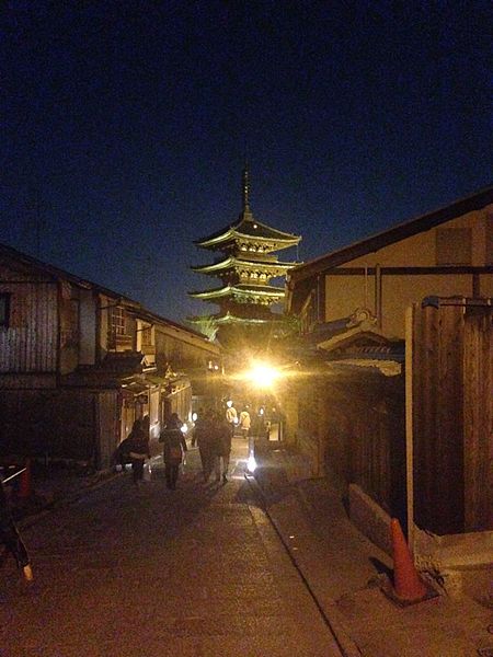 File:Illuminated Yasakanoto Tower (Hokanji Temple) 1.jpg