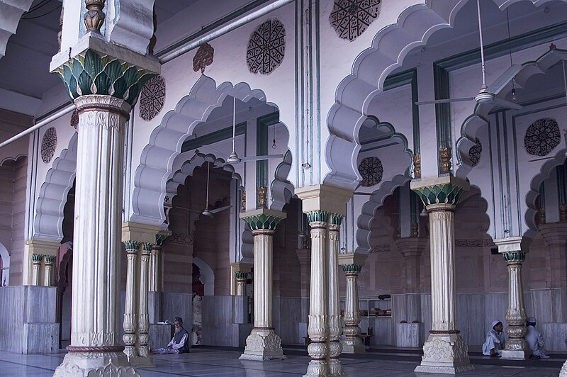 File:India - Delhi mosque - 5004.jpg