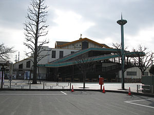 JREast-Itsukaichi-liniyasi-Akigawa-stantsiyasi-shimoliy-kirish.jpg