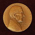 Medaille zum siebzigsten Geburtstag des tschechischen Nobelpreisträgers Jaroslav Heyrovský.