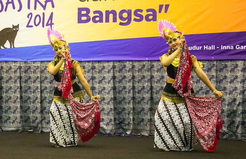 File:Javanese-style dance at the 8th Malam Anugerah Sastra, Inna Garuda, Yogyakarta 2014-10-22 01.jpg