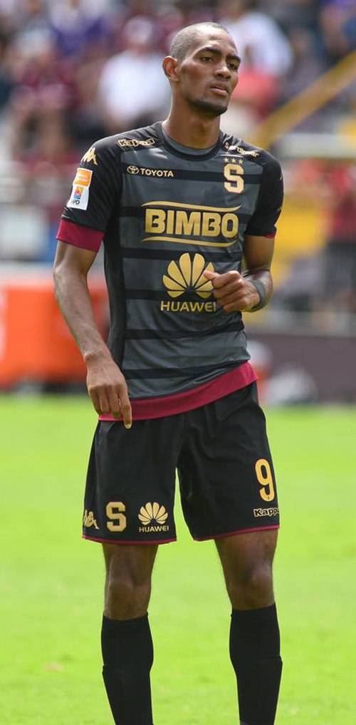 Bengtson playing for Saprissa in 2017